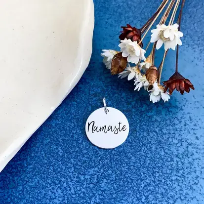PINGENTE 1,5CM NAMASTE